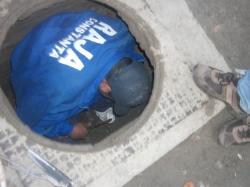 Doi escroci care se prezintă drept angajaţi RAJA cer bani pentru contori noi